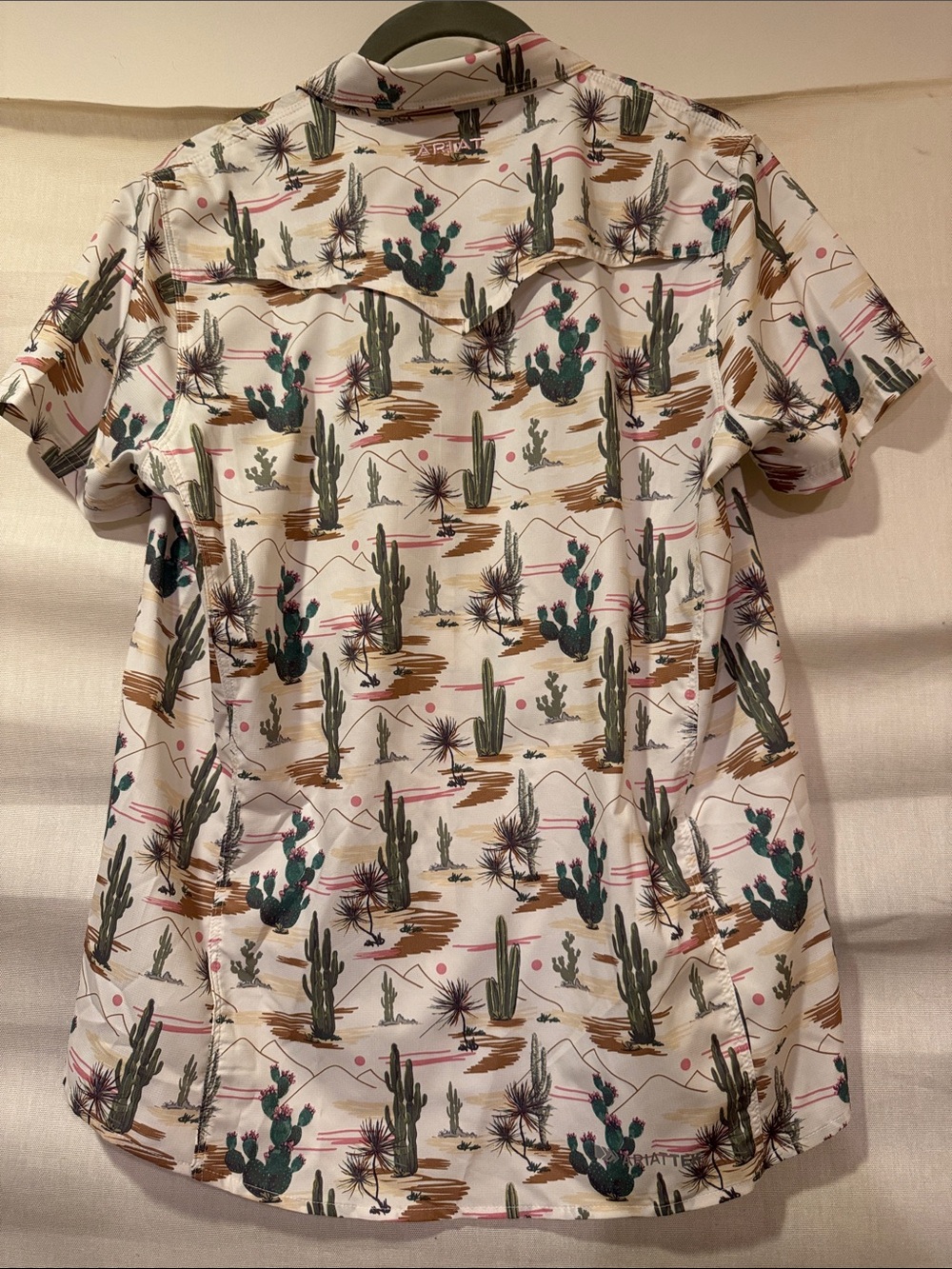 Ariat Women’s Button Down Ariat Tek Shirt in Cream with Green Cactus Print Sz S - Picture 4 of 6